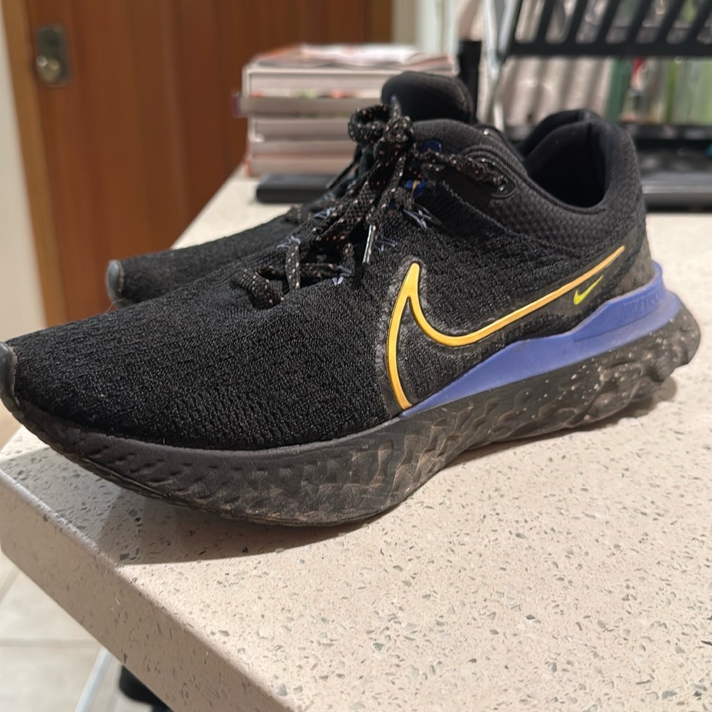 Men’s Nike run react size 10.5